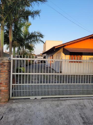 Casa 3 quartos perto da praia e Beto Carrero