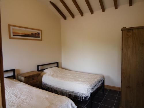 a bedroom with two twin beds in a room at Ciliau Isaf - Hw7680 in Pistyll