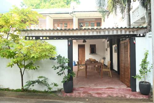 ein Haus mit einer Terrasse und einem Esszimmer in der Unterkunft JAGA HOME in Tangalle