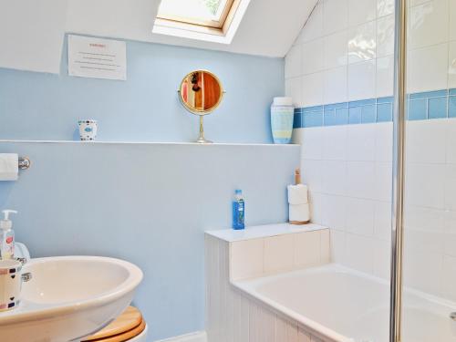 uma casa de banho com um lavatório e um chuveiro em Dunardry View em Lochgilphead