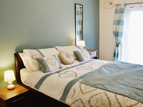 un letto con cuscini sopra in una camera da letto di Llwyn Rhedyn a Blaenau Ffestiniog