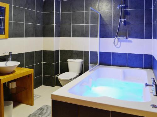 a bathroom with a tub and a toilet at Llwyn Rhedyn in Blaenau-Ffestiniog