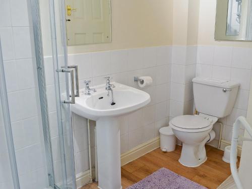 ウィンダミアにあるBeech Cottageのバスルーム(トイレ、洗面台、シャワー付)