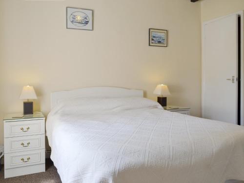Llit o llits en una habitació de Lodge Cottage - B6008