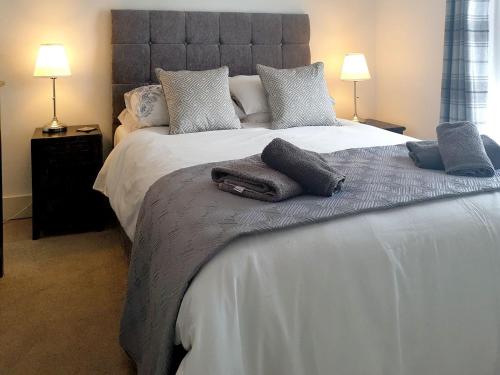 Кровать или кровати в номере Kingfisher Cottage