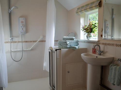y baño con ducha, lavabo y aseo. en Maplehurst Barn Stables, en Staplehurst