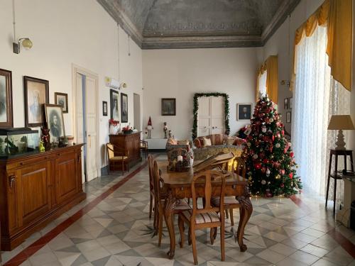 una sala de estar con un árbol de Navidad y una mesa en La Dimora Del Barone, en Vernole