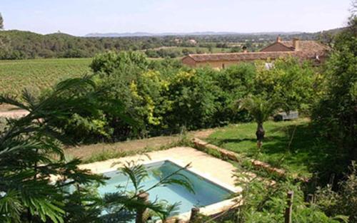 une piscine au milieu d'un jardin dans l'établissement Au domaine des fouques, à Hyères