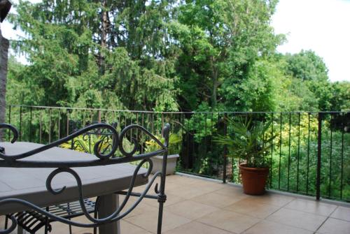 balkon z ławką i ogrodzeniem w obiekcie Appartamenti a Magnano w mieście Magnano