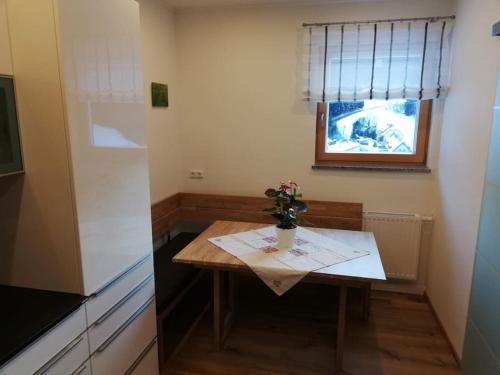 uma pequena cozinha com uma mesa e uma janela em Ferienwohnung Eisenerz 80m² em Eisenerz