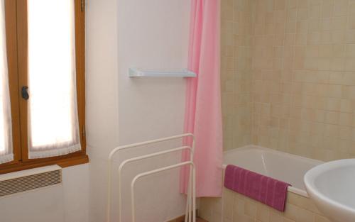 baño con cortina de ducha rosa y lavamanos en Le gite "lou quinsoun" en Mons