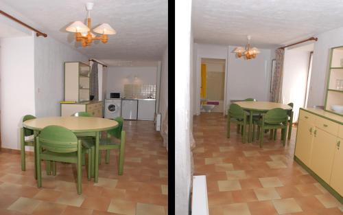 une cuisine et une salle à manger avec une table et des chaises dans l'établissement Le gite 