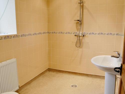 La salle de bains est pourvue d'une douche et d'un lavabo. dans l'établissement Hardwick, à Nettleton