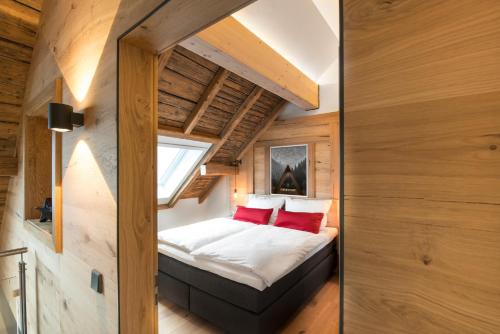 ein kleines Schlafzimmer mit einem Bett in einem winzigen Haus in der Unterkunft Chalet-Ferienwohnung Giebeltraum, 115 qm, Wellness/Fitness/Sauna – Bergrödelhof in Feilitzsch