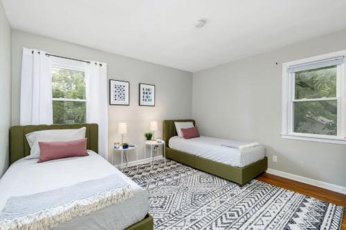 1 dormitorio con 2 camas y alfombra en Bexley Breeze, Fast Wi-Fi, King Bed, en Bexley