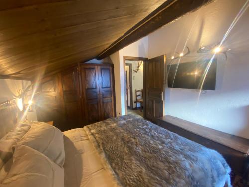 um quarto com uma cama grande num quarto em Casa Gran Paradiso em Cogne