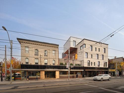 uma rua da cidade com edifícios e um semáforo em The Drake Hotel em Toronto