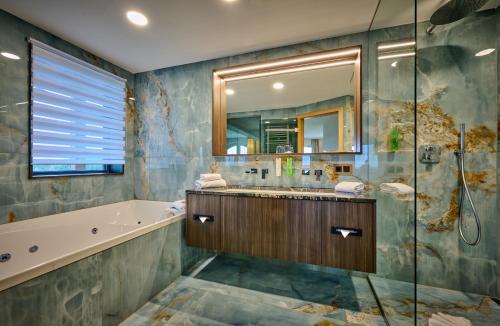 Koupelna v ubytování Der Birkenhof Spa & Genuss Resort