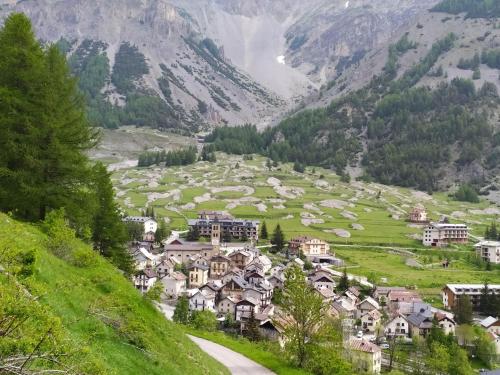 een dorp in een vallei met bergen op de achtergrond bij Appartamento Germano - Regina delle Alpi in Preinardo