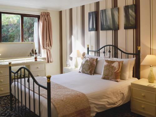 Saint CleerにあるRiver View Villa - Cv44のベッドルーム1室(白いシーツと枕のベッド1台付)