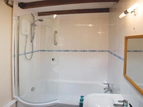 bagno con doccia, vasca e lavandino di West Granary - 28957 a Eye