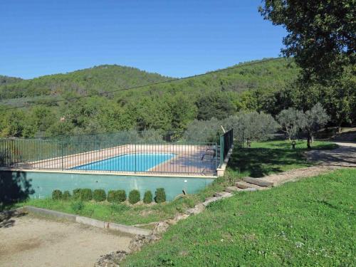 une piscine au milieu d'une colline dans l'établissement Gite dans batisse ancienne, à Callas