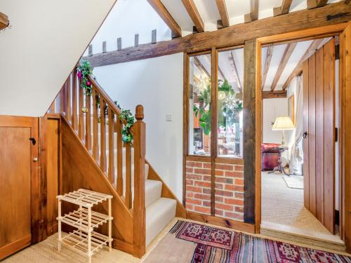 ein Wohnzimmer mit einer Treppe und einer Treppe in der Unterkunft The Cottage in Arminghall