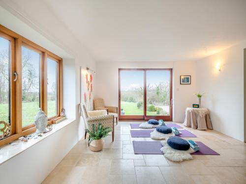 Habitación con varias esterillas de yoga en el suelo en The Cottage en Arminghall