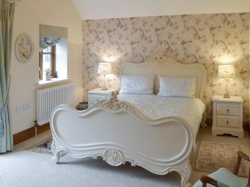 - une chambre avec un grand lit blanc et deux lampes dans l'établissement Buddileigh Farm, à Betley