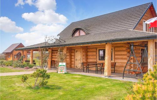 杰泽扎尼Beautiful Apartment In Jezierzany的小木屋前方设有野餐桌