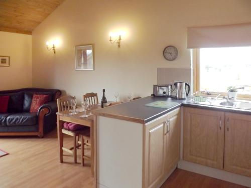 cocina con encimera y sala de estar. en Ben Alder Lodge, en Milton