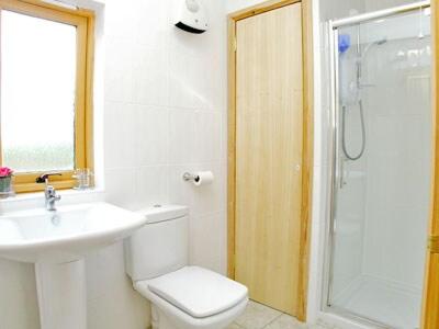 een badkamer met een toilet, een wastafel en een douche bij Ben Alder Lodge in Milton