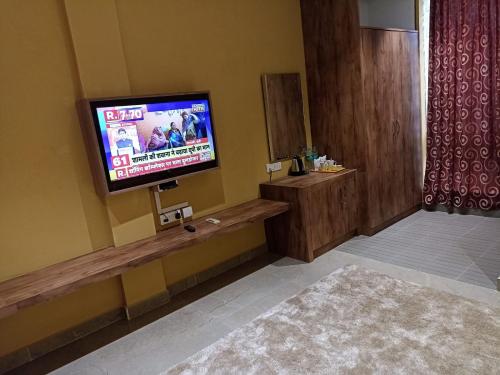 TV a/nebo společenská místnost v ubytování Sangam Inn Hotel & Banquets