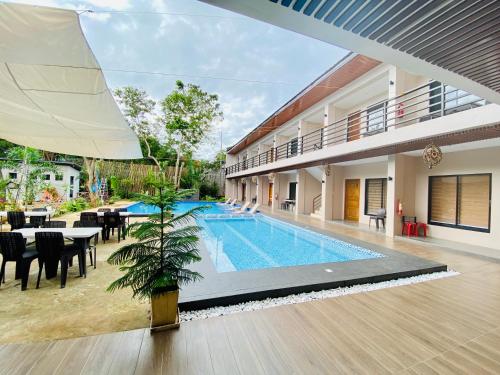 ein Schwimmbad in der Mitte eines Hauses in der Unterkunft TEZA Resort in Bantayan