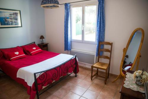 une chambre avec un lit, une fenêtre et une chaise dans l'établissement Gite crovi le muy, au Muy