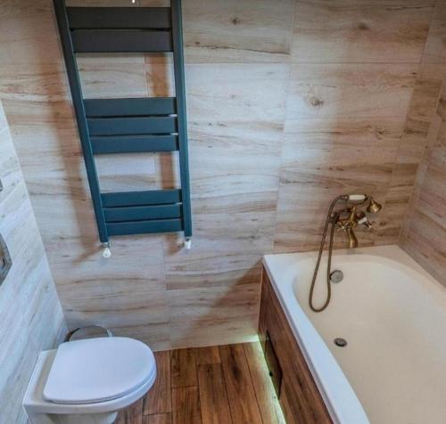 uma casa de banho com um WC, uma banheira e um lavatório. em Ski View em Poiana Brasov