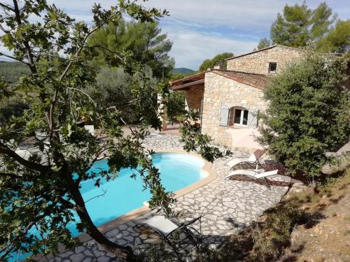 - une vue extérieure sur la maison et la piscine dans l'établissement La bastide des costes, à Callas