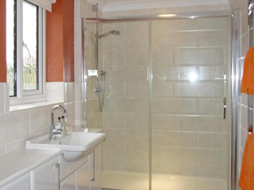 La salle de bains est pourvue d'une douche et d'un lavabo. dans l'établissement Beach Retreat - E5558, à Mundesley