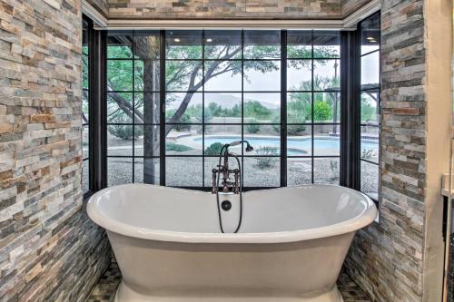 uma banheira num quarto com uma grande janela em Pet-Friendly Tucson House with Private Pool! em Tucson