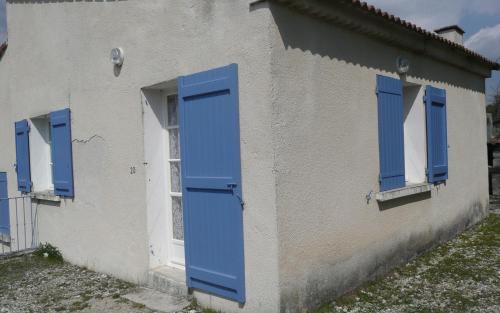 Το κτήριο όπου στεγάζεται  η παραθεριστική κατοικία
