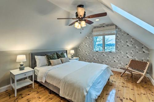 Säng eller sängar i ett rum på Lakefront Genoa City Home with Private Beach