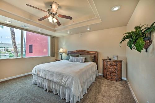 Schlafzimmer mit einem Bett und einem Deckenventilator in der Unterkunft Step-Free Bullhead City Condo with Balcony! in Bullhead City