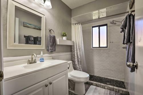 W łazience znajduje się umywalka, toaleta i prysznic. w obiekcie Local Olympians Home about 5 Mi to Beach! w mieście Palm Coast