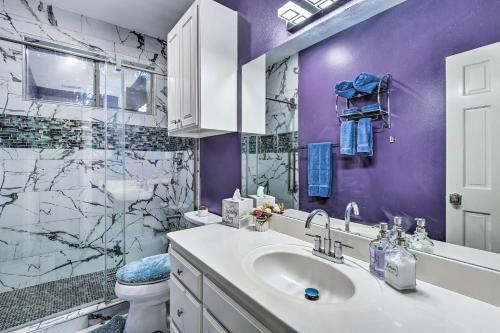 Un baño de Private Pool Spacious and Vibrant Argyle Villa!