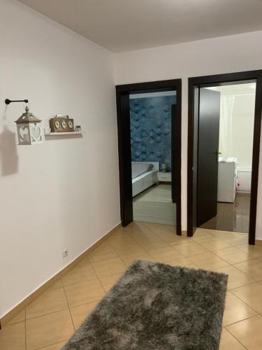 een woonkamer met een deur naar een slaapkamer bij Confort Apartment in Mediaş