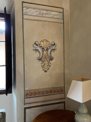 a wall with a fancy design on a wall at Maestra Exclusive Chianti House, Tuscany in Poggibonsi