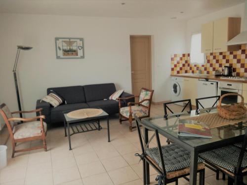 un salon avec un canapé, une table et des chaises dans l'établissement 