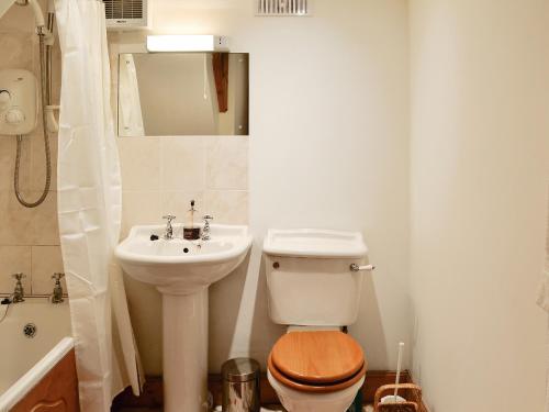 The Granary في Lanton: حمام مع مرحاض ومغسلة