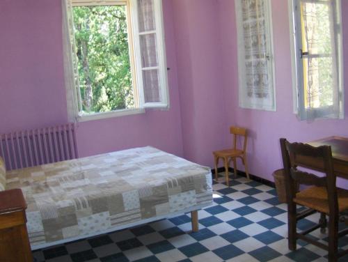 une chambre avec un lit et deux fenêtres dans l'établissement Saraillon, à Le Revest-le-Eaux