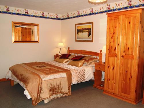 um quarto com uma cama e uma cómoda em Applecroft em Keswick